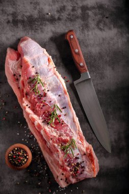 Taş zemin üzerine baharat ile ham kaburga