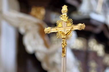 Eski antik kilise altın haçı