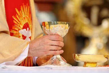 Rahip kilise ayinde kutlamak