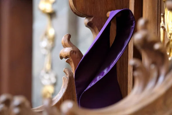Wooden confessional with stole in the church — Stock Photo, Image