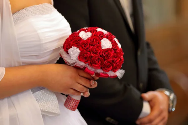 Bride holding colorful flowers bouquet with her hands on wedding — Stock Photo, Image