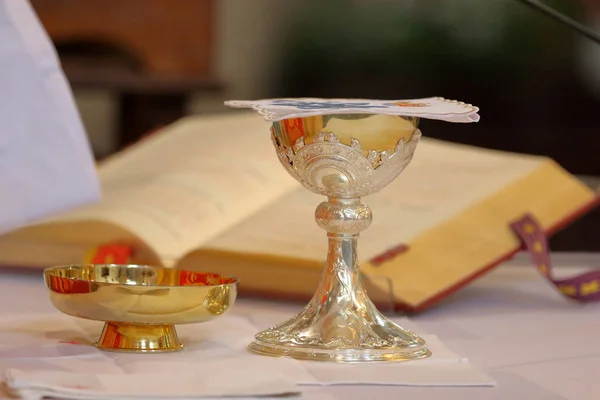 Sacerdote celebrare la messa in chiesa — Foto Stock