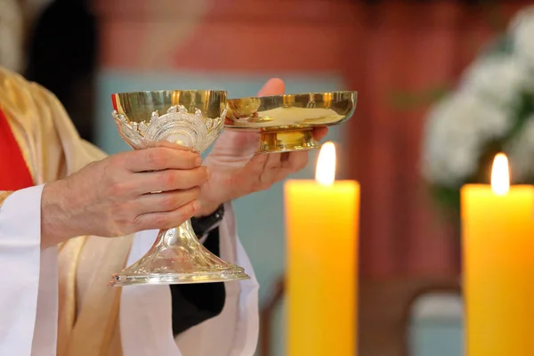 Pfarrer zelebriert Messe in der Kirche — Stockfoto