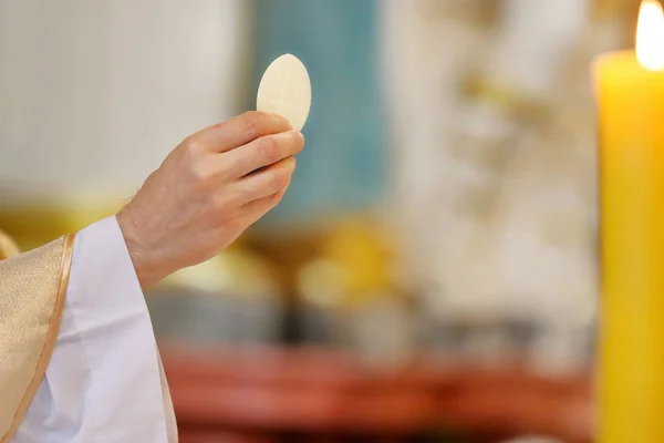 Sacerdote celebra misa en la iglesia —  Fotos de Stock