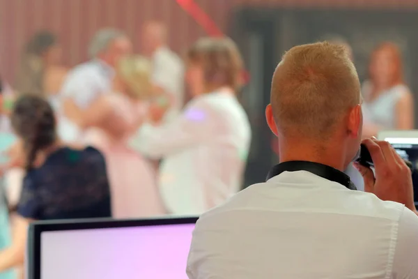 Parejas bailando durante la fiesta o la boda — Foto de Stock