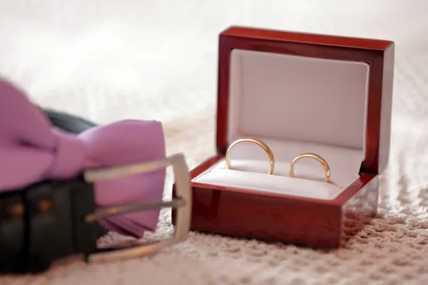 Anillos de boda dorados en la mesa antes de la ceremonia de boda — Foto de Stock