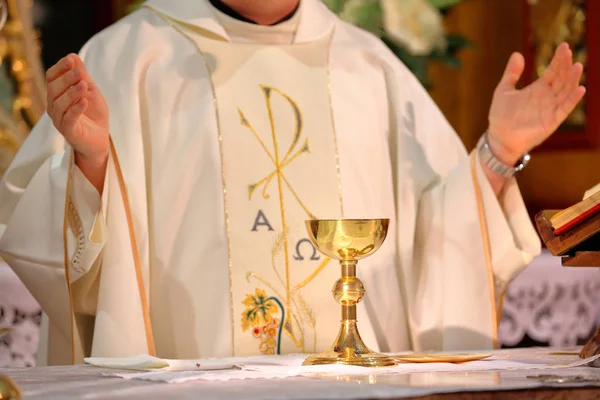 Pfarrer zelebriert Messe in der Kirche — Stockfoto