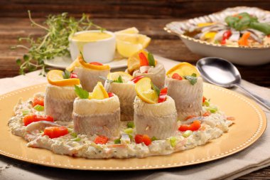 Balık salatası ve limon ile haddelenmiş tane ringa balığı