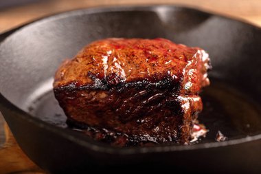 Dökme demir tavada sığır eti biftek 