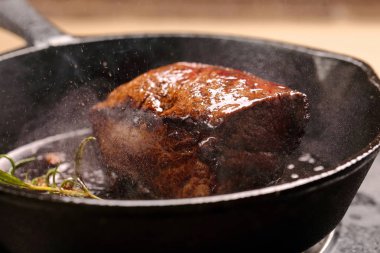 Dökme demir tavada sığır eti biftek 