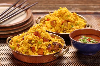 Basmati pirinç paslanmaz tavada kızarmış tavuk