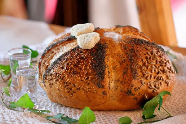 Круглый хлеб и водка, традиционное приветствие невесты и гро — стоковое фото