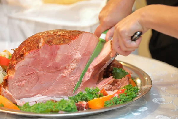 Pieczone mięso i ziemniaki pieczone na imprezie — Zdjęcie stockowe