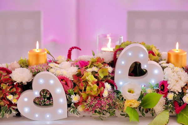 Hochzeitsstrauß aus gemischten Blumen auf der Party oder Hochzeitsempfang — Stockfoto