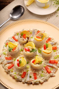 Balık salatası ve limon ile haddelenmiş tane ringa balığı