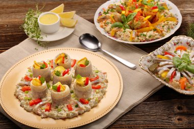 Balık salatası ve limon ile haddelenmiş tane ringa balığı
