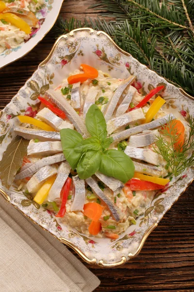 Salada de arenque fresca de Páscoa no palato branco — Fotografia de Stock