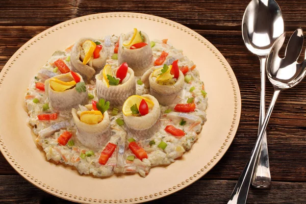 Рулонні страви з рибним салатом та лимоном — стокове фото