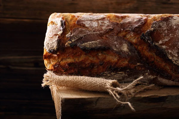 Pan espolvoreado sobre fondo de madera — Foto de Stock