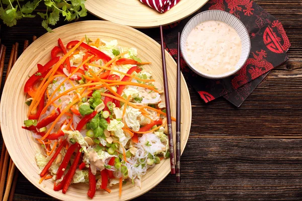 Азіатський салат з рисова локшина і горіхи — стокове фото