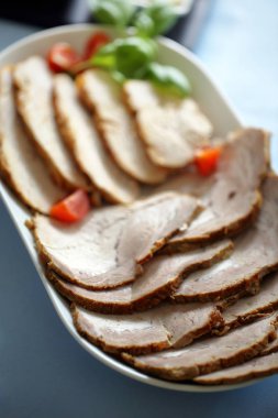 Kavrulmuş domuz pirzolası ve boyun domuz geleneksel Paskalya kahvaltı dis