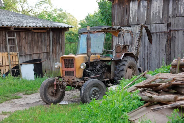 被忽视的院子里的锈迹斑斑的旧拖拉机 — 图库照片