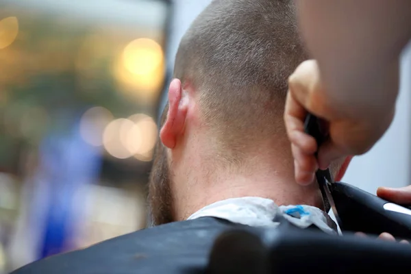 Coiffeur arranger la coiffure avec tondeuse électrique et peigne — Photo