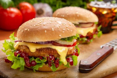 Sığır eti ve taze sebze ahşap backgrou hamburger