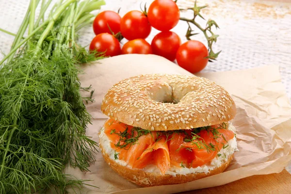 Fresh bagel with salmon and dill for healthy breakfast — Stock Photo, Image