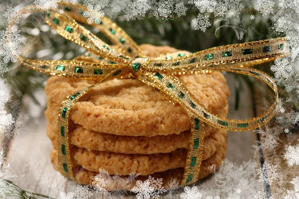 Biscuits de Noël avec décorations sur fond en bois — Photo