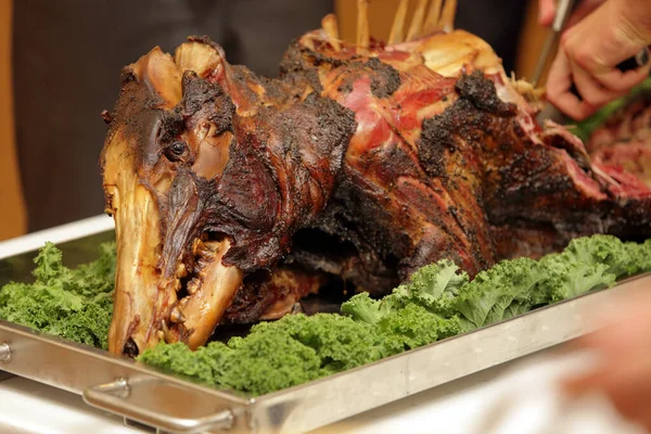 Pieczona dzika świnia serwowana na przyjęciu lub weselu — Zdjęcie stockowe
