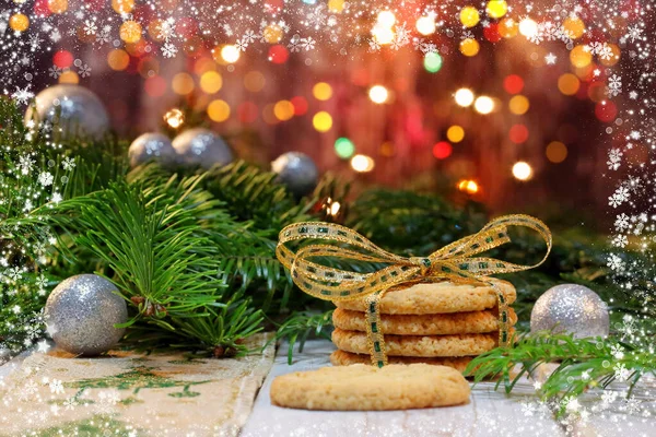 Biscoitos de Natal com decorações em fundo de madeira — Fotografia de Stock