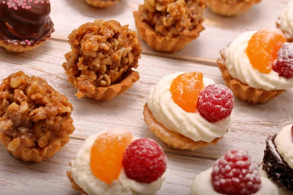 Galletas dulces, primer plano de varios tipos de pasteles en caso de evento o casado —  Fotos de Stock