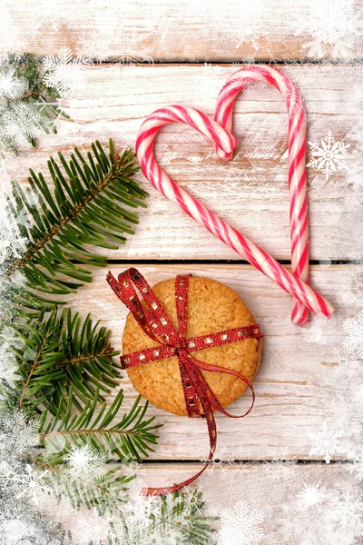 Biscoitos de Natal com decorações em fundo de madeira — Fotografia de Stock