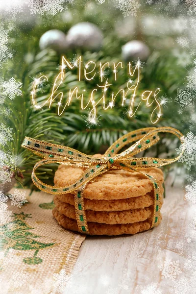 Galletas de Navidad con decoraciones sobre fondo de madera con mer — Foto de Stock