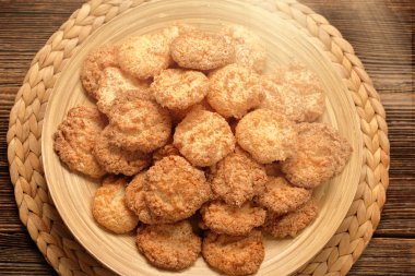 Ahşap zemin üzerinde hindistan cevizi kurabiyesi