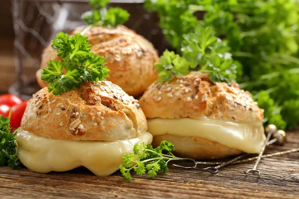 Frisches Sandwich mit Käse und Kräutern — Stockfoto