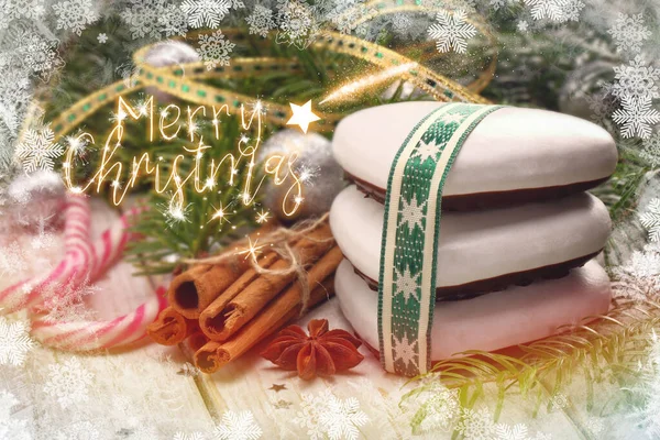 Biscoitos de Natal com decorações em fundo de madeira com mer — Fotografia de Stock