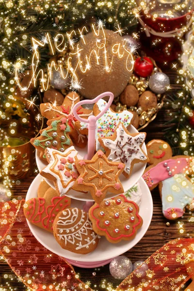 Biscoitos de Natal com decorações em fundo de madeira com mer — Fotografia de Stock