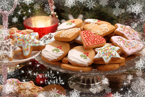 クリスマスクッキー木製の背景に装飾付きtwi — ストック写真