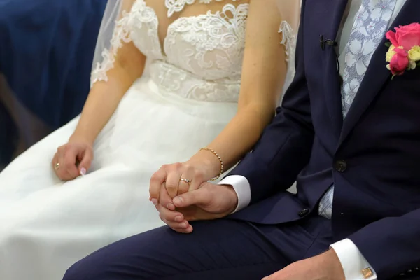 Novia y novio en la iglesia durante la ceremonia de boda — Foto de Stock