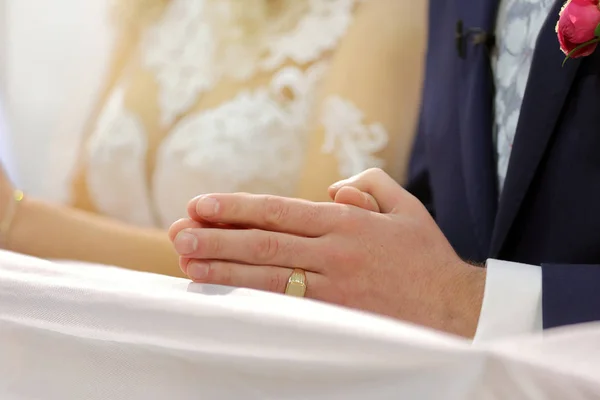 Novia y novio en la iglesia durante la ceremonia de boda — Foto de Stock