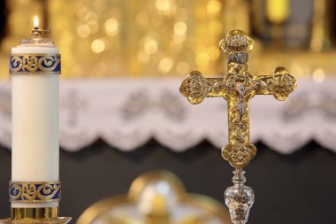 Çarmıha gerilmiş İsa 'nın kutsal haçı ve kilisede boş yeri olan bir mum.