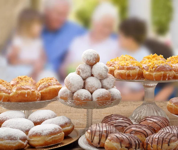 Donuts Frescos Plato Niños Con Abuelos Fondo Espacio Vacío Para —  Fotos de Stock