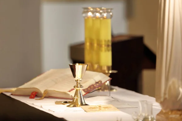 Kelch Auf Dem Altar Und Römisches Messbuch Hintergrund — Stockfoto