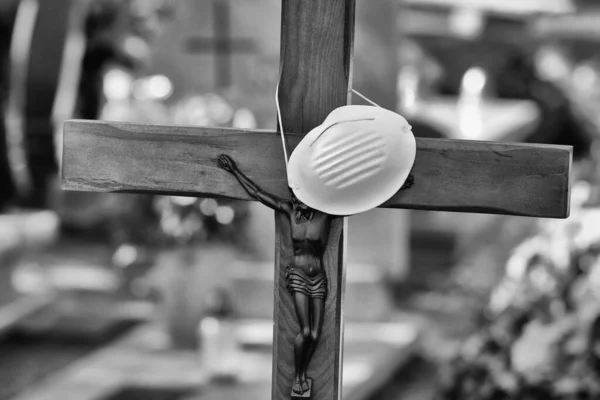 Крест Могиле Умершего Коронавирус Приостановленный Антиэпидемиологический Мас — стоковое фото