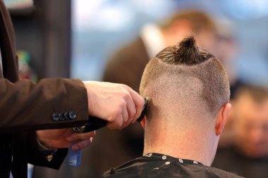 Kuaförde saç kesimi ve modellik.