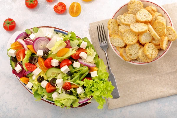 Griechischer Salat Mit Feta Kase Schwarzen Oliven Und Bruscheta Grun Vegetarisch Stock Photo 128188636