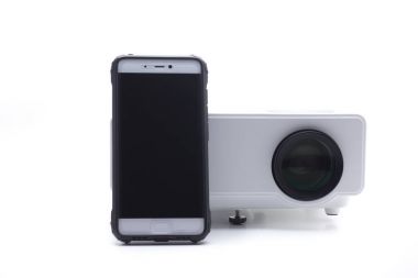 telefon ve projektörü arasındaki bağlantı