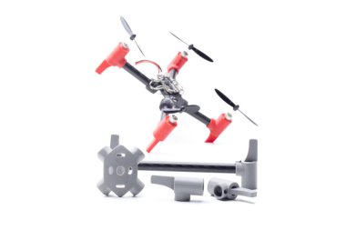 Fırçalanmış motorları ve 3D yazıcıdan yapılmış çerçevesi olan DIY mini drone